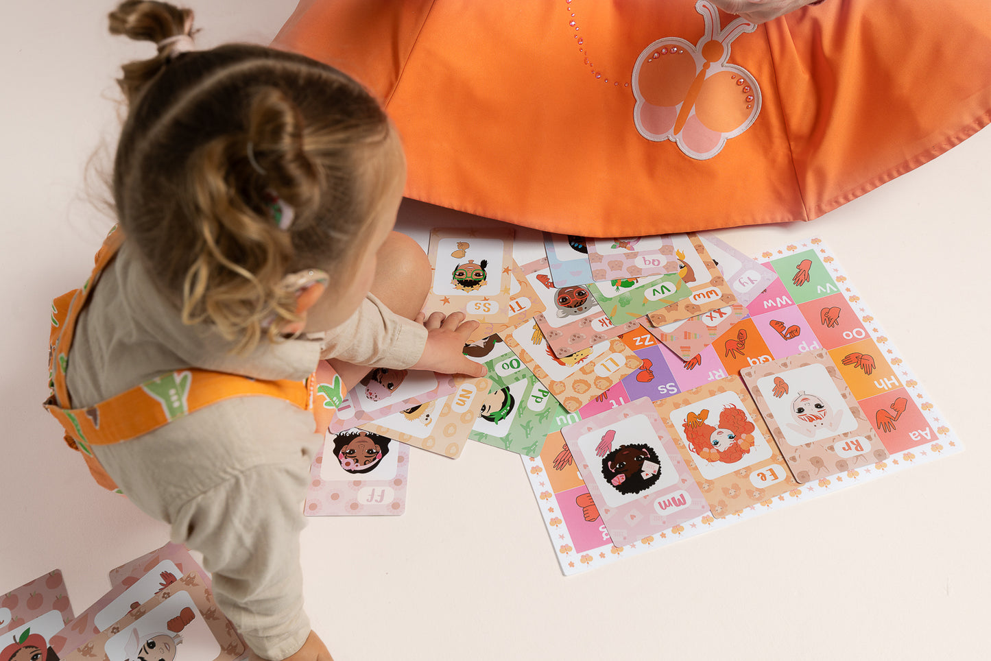 Emma Memma Auslan Flashcards showing example cards front and back